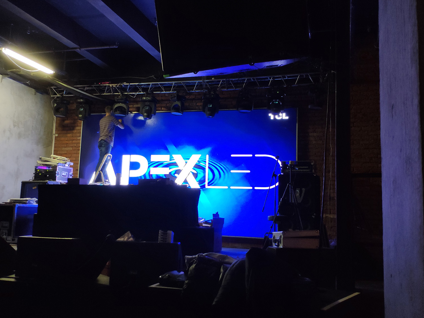 APEX-LED:  BX-YQ3AE + BX-V75 16 шт, 1200х640px
